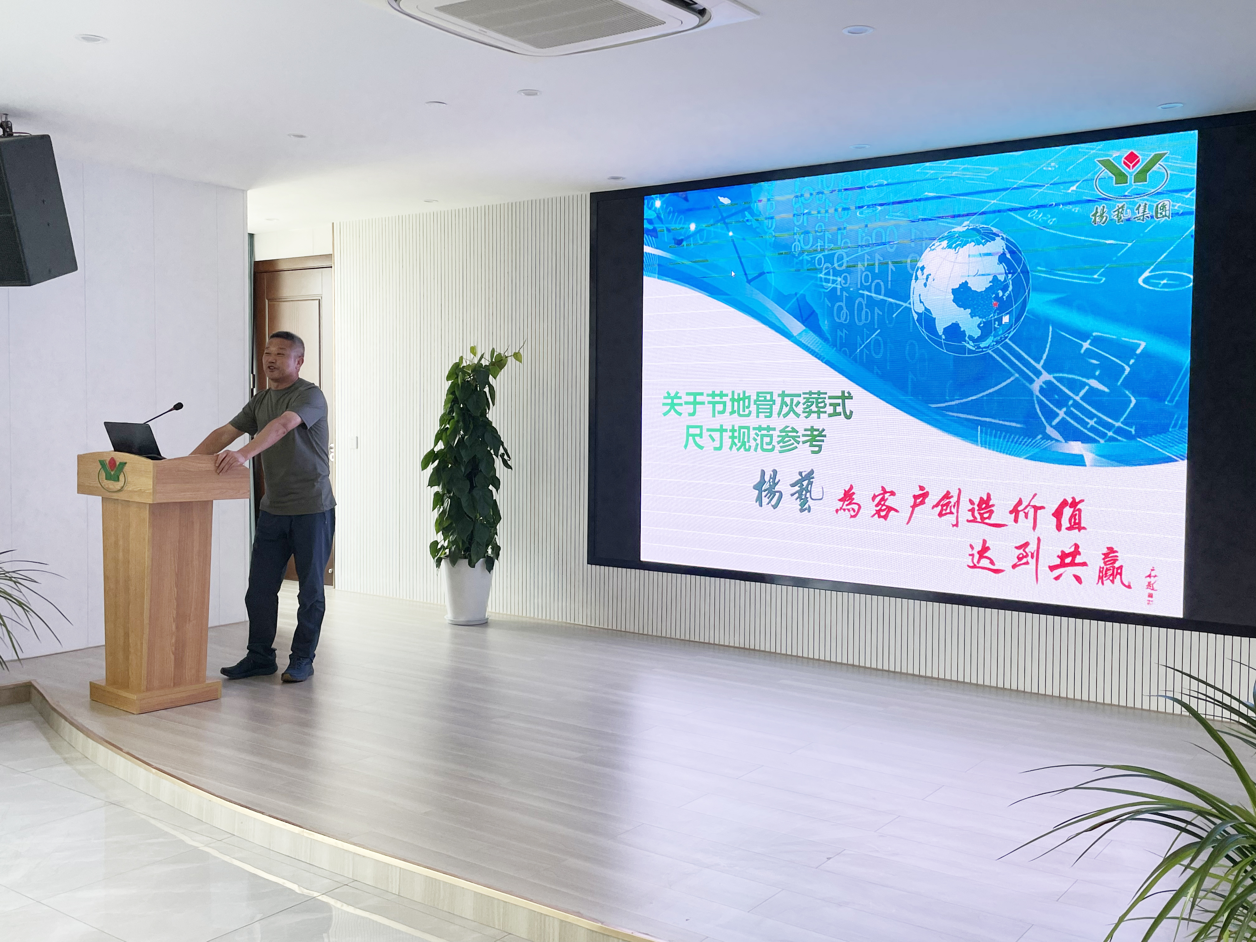 <b>6月要闻 | 参观领导促发展，获赠锦旗受注定</b>