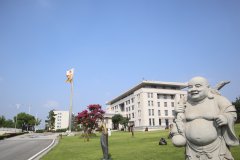 走进汗青，感触名人魅力|品尝名人雕塑的怪异韵味